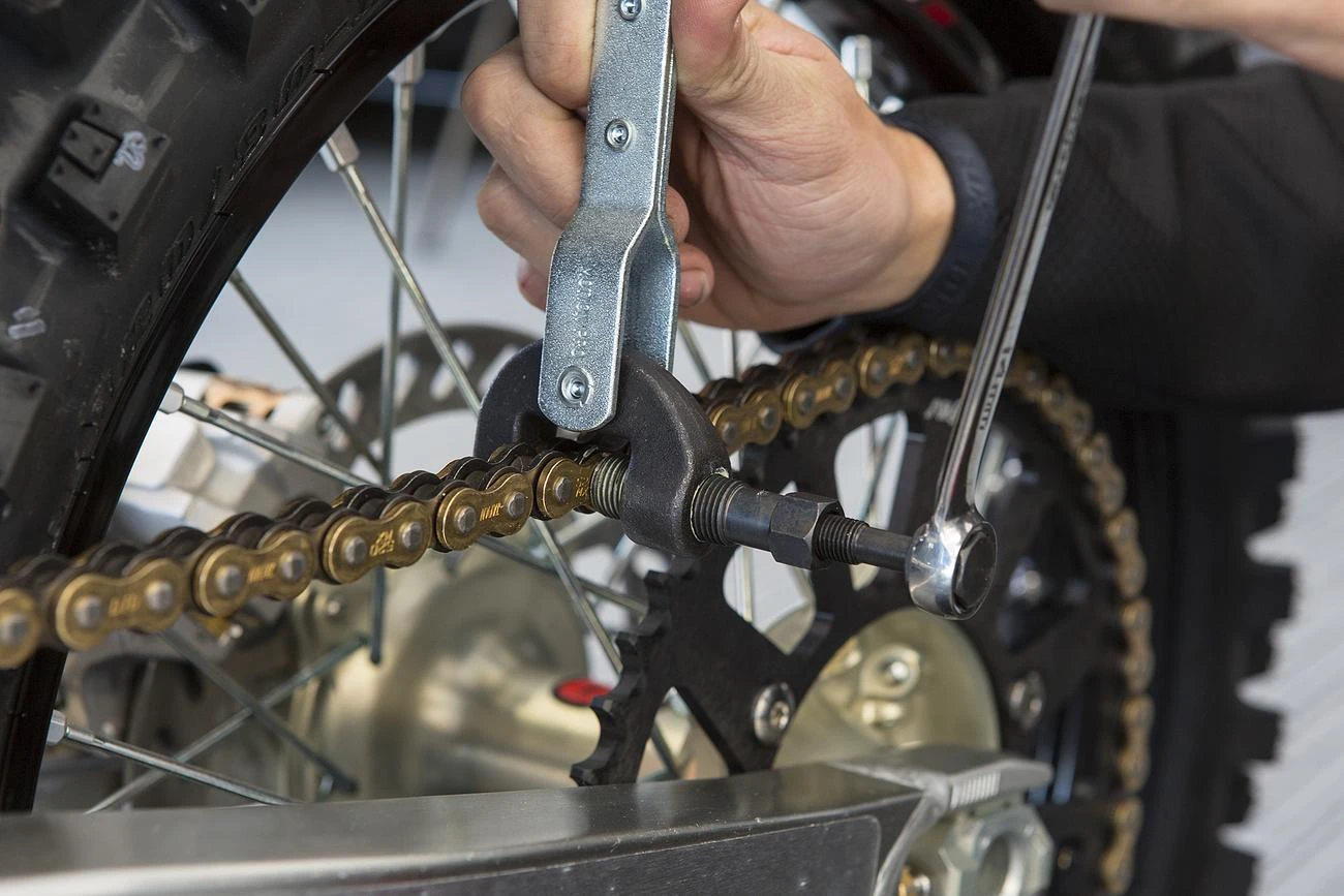 Motion Pro Chain Breaker With Folding Handle 3 Motion Pro Chain Breaker With Folding Handle - Image 3